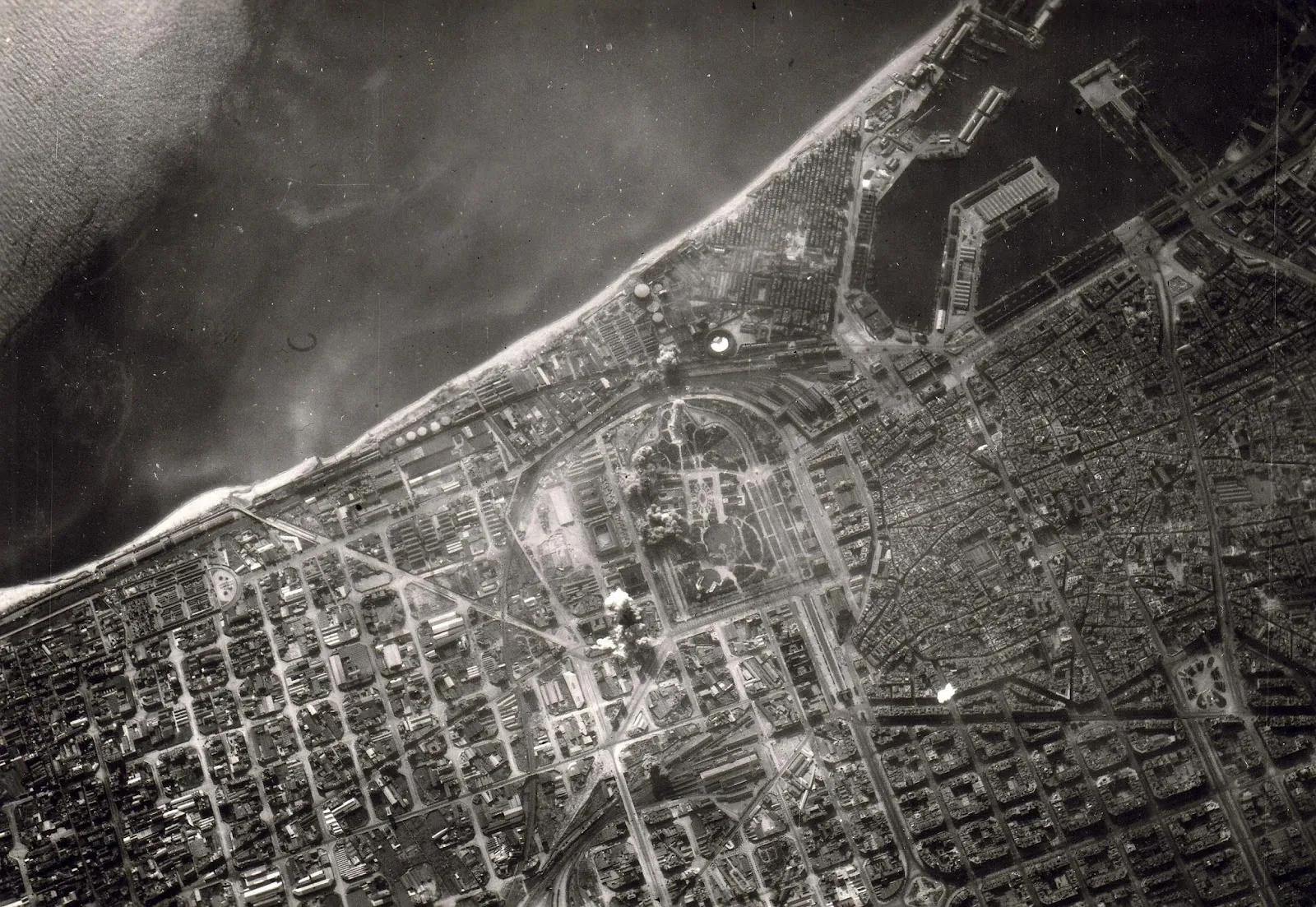 Fotografia aèria: bombes esclatant sobre Barcelona el 1938.