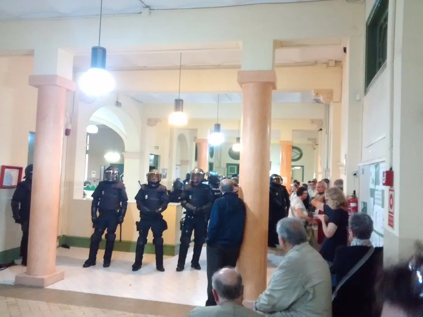 Setge policial a l'Institut Pau Claris de Barcelona.